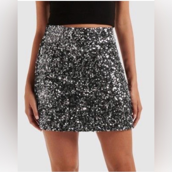 Dresses & Skirts - Size M Sparkling Sequin mini Skirt - medium brand new no tag